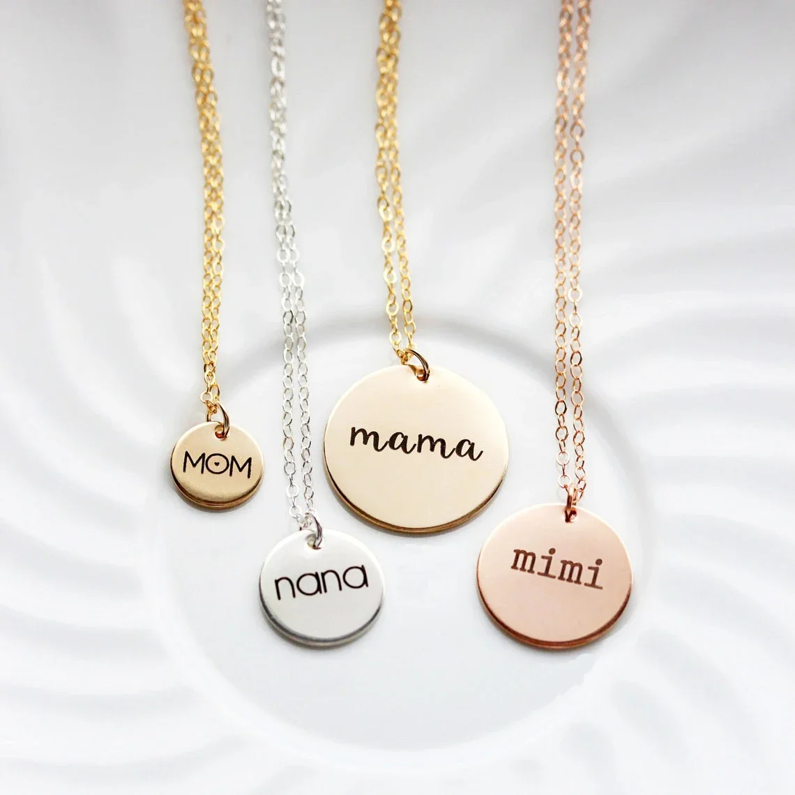 Nomi incisi personalizzati Dat - Birth Flower Necklace recensione e prezzo